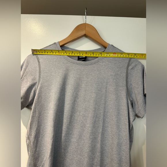 Grey north face athletic tshirt size small, very comfy - Picture 5 of 5